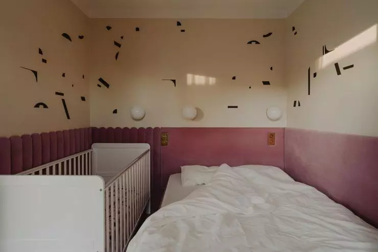 zdobienie on the bedroom wall resembles beachgoers seen from a bird`s eye view