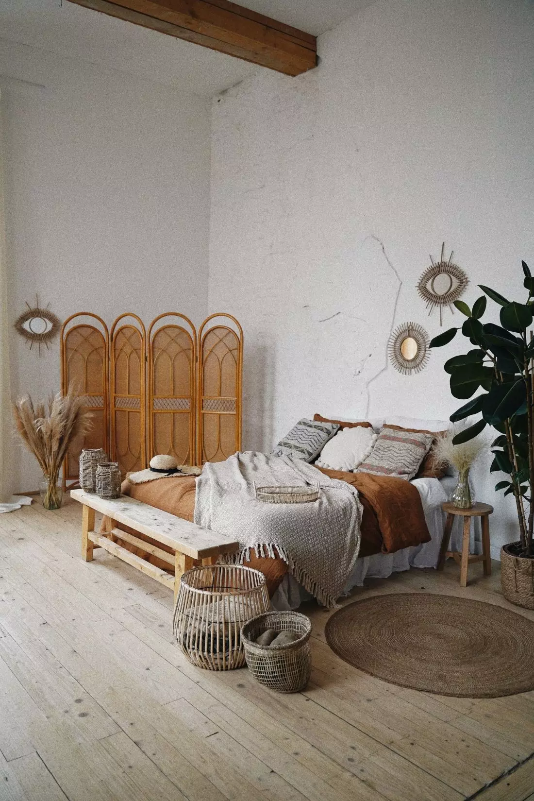 Sypialnia boho jest przytulna i delikatna