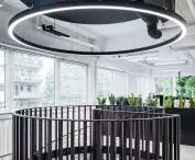 podkreślone kolorem czarnym schody