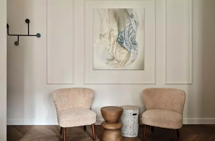 Entrance to the lobby with a painting by Marta Czarnecka