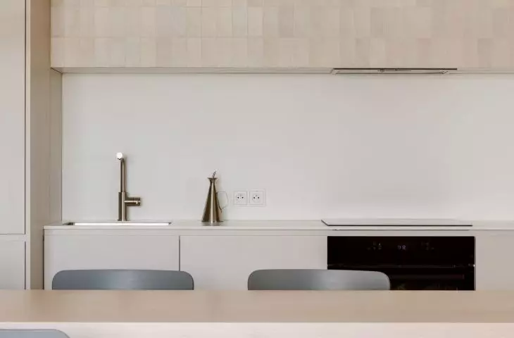 nad stołem wisi podłużna lampa Thin Tube