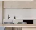 nad stołem wisi podłużna lampa Thin Tube