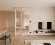 architekci zamienili narożnik sypialni na przeszkloną, drewnianą konstrukcję