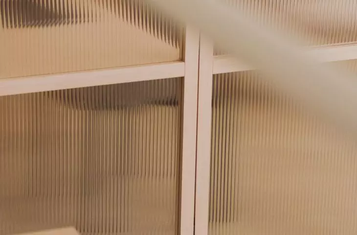 detal przeszklonej przegrody
