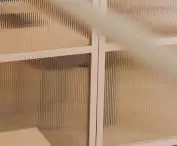 detal przeszklonej przegrody