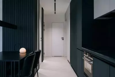 ciemne furniture in the kitchen