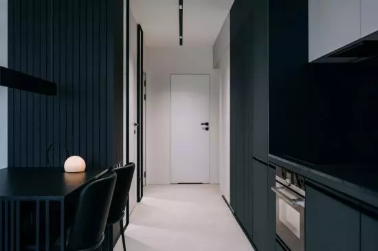 ciemne furniture in the kitchen