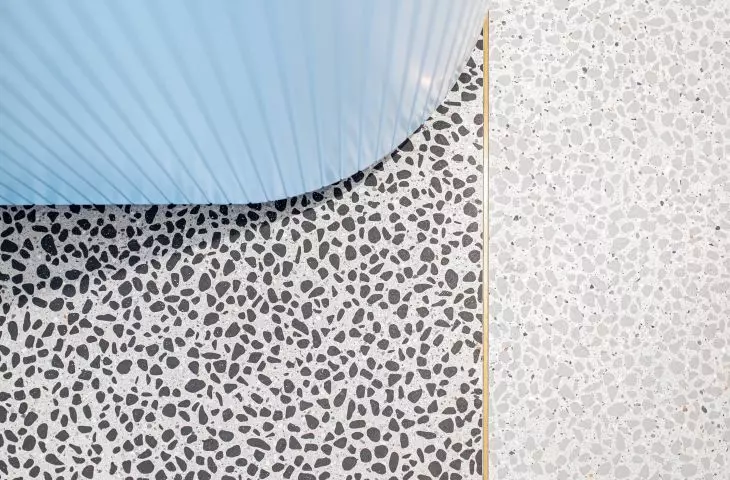 Fragment recepcji i wzorzysta podłoga