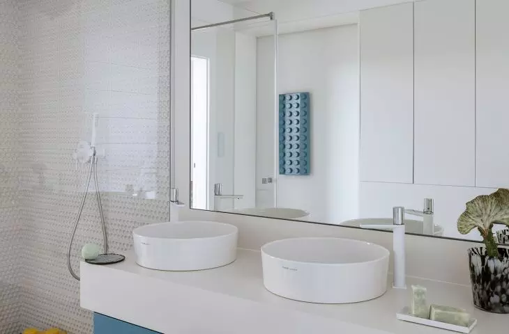 The children's bathroom also features blue accents