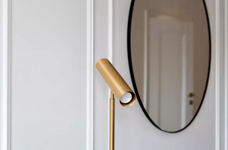 Brass is also seen in the accessories of the apartment