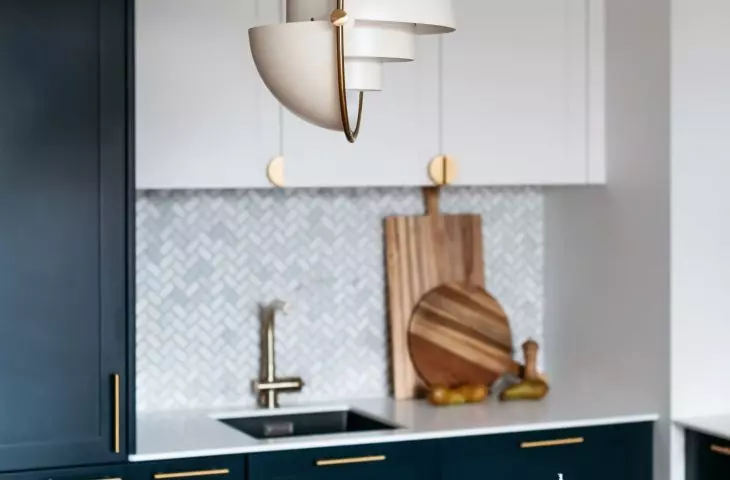 In the kitchen buildings contrast navy blue and white