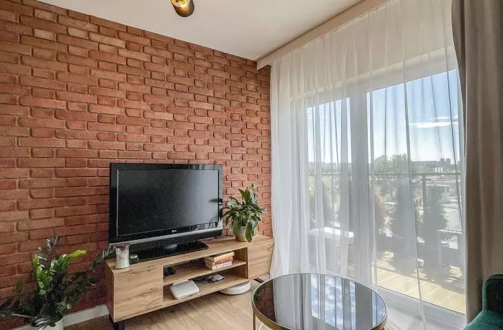 Ceglana ściana w salonie