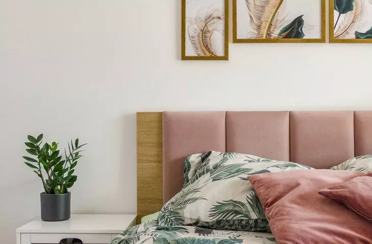Bedroom with floral motifs