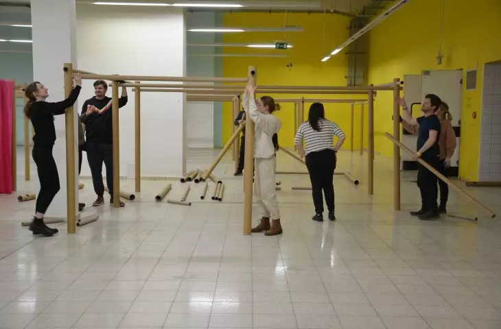 Papierowy System Przegród w trakcie instalacji