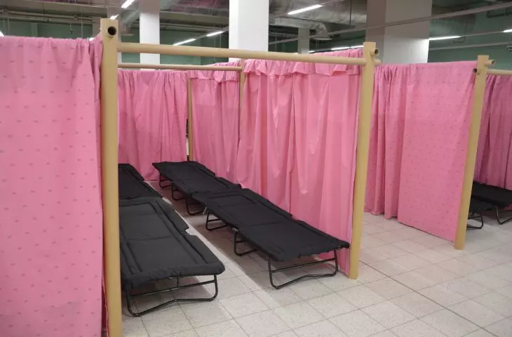Przegrody osłaniają kolorowe tkaniny