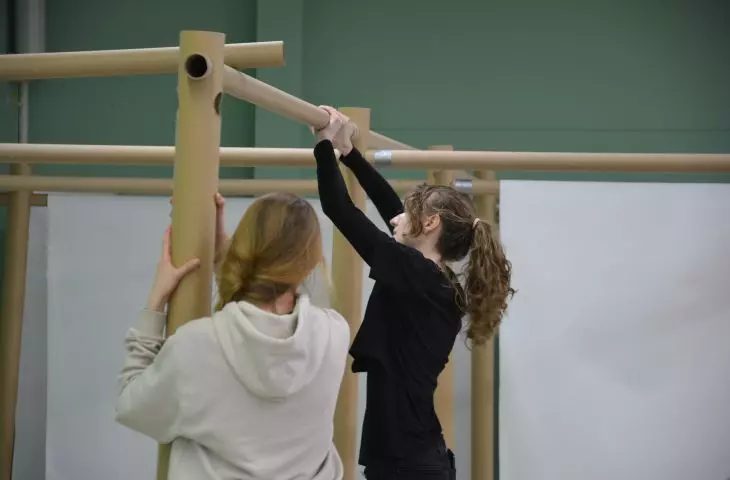 Praca nad instalacją papierowego systemu przegród w Chełmie