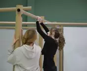Praca nad instalacją papierowego systemu przegród w Chełmie
