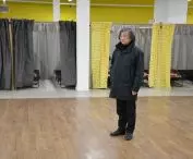 Schigeru Ban na tle swojego projektu
