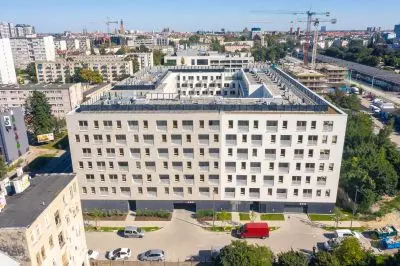 zaplanowany wokół wewnętrznego patio budynek częściowo chroni mieszkańców przed zgiełkiem miasta zaplanowany wokół wewnętrznego patio budynek częściowo chroni mieszkańców przed zgiełkiem miasta