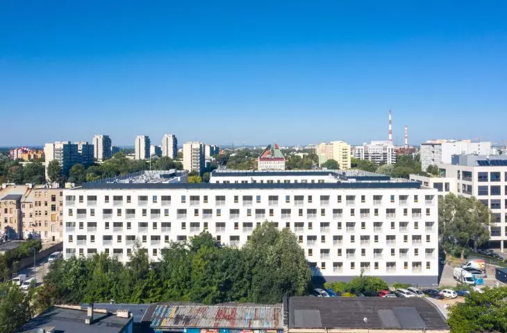 elewacja południowa oraz elewacje wewnętrze wykończone są białym, gładkim tynkiem