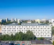 elewacja południowa oraz elewacje wewnętrze wykończone są białym, gładkim tynkiem
