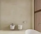 Wnętrze łazienki na piętrze mieszkania