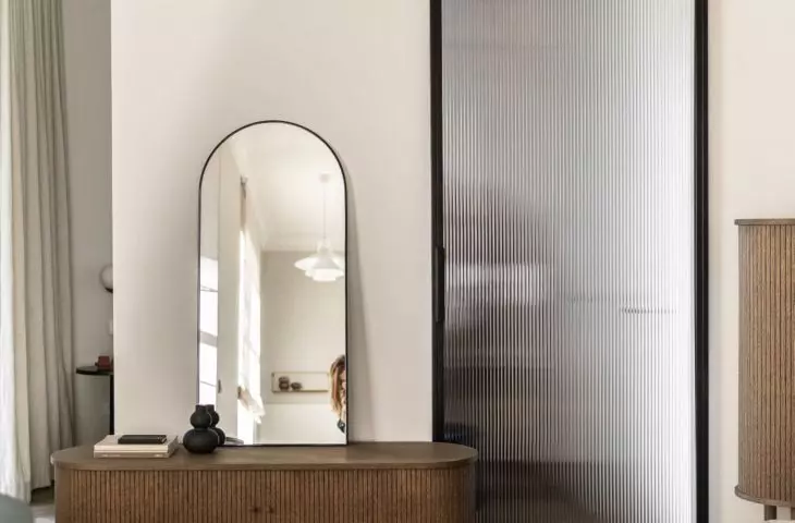 Mirror and space separating the bedrooms from the living room