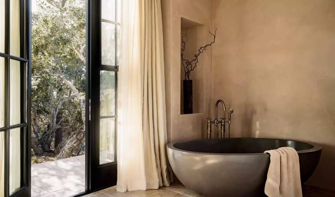 Stone and concrete as dominant materials