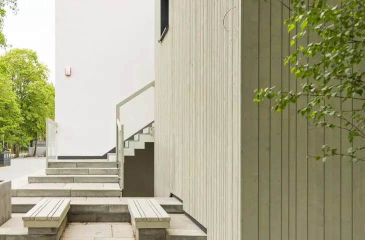 Schody przed apartamentem
