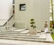 Schody przed apartamentem