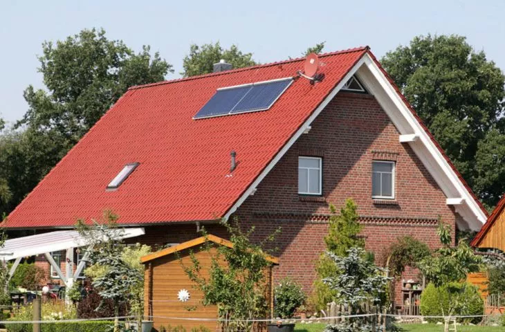 Dom z dachówki PIEMONT kasztanowej, angobowanej