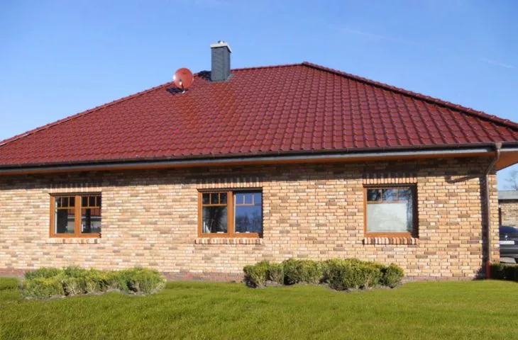 Dom jednorodzinny z dachówki PIEMONT kasztanowej, angobowanej