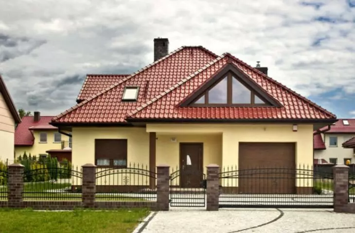 Dom z dachówki MONZAplus kasztanowej