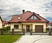 Dom z dachówki MONZAplus kasztanowej