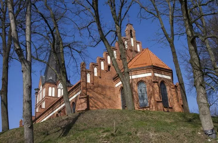 Kościół w Klebarku Wielkim z dachówką BORNHOLM naturalną