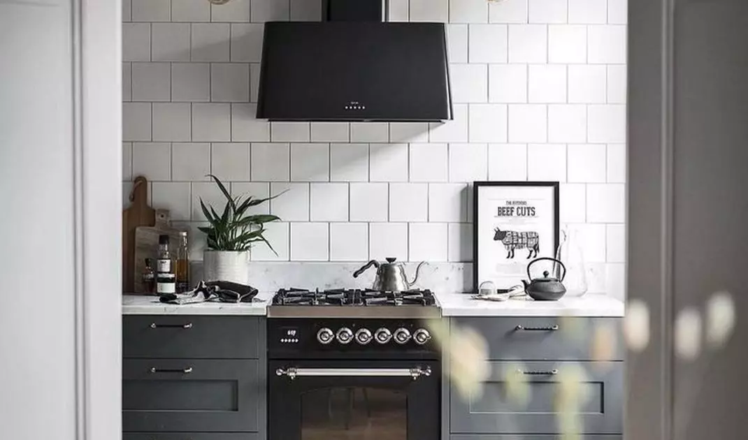 Simple form of wall-mounted hood