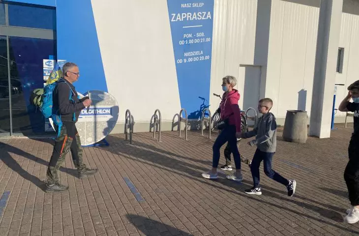Mateusz Zmyślony during his incivility near the Decathlon store