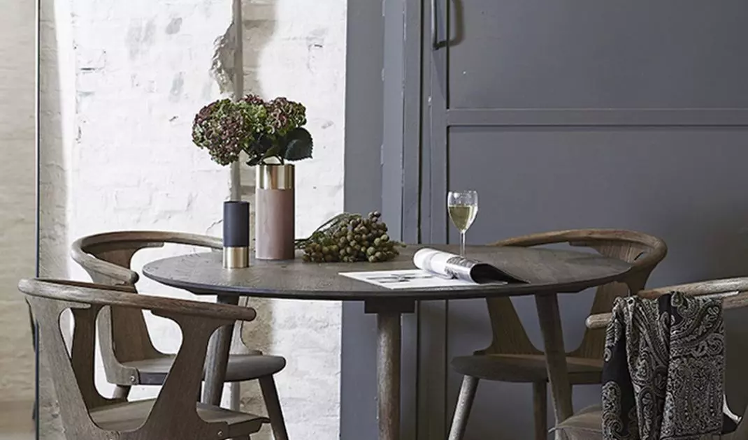 Round table with a simple form