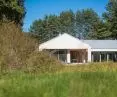 Dwuspadowy dach to nawiązanie do architektury regionu