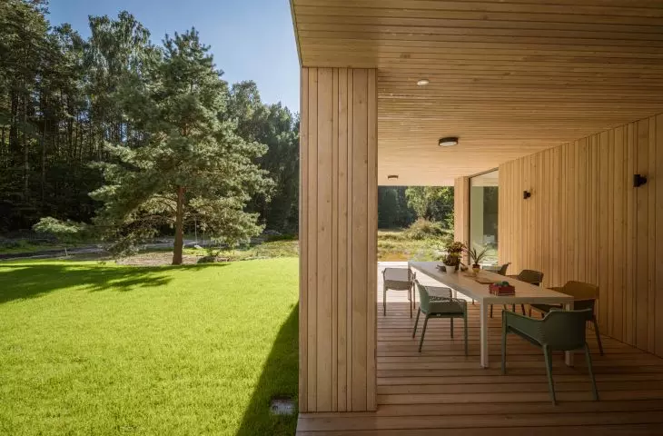 Facade boards vary in width, and their rhythm repeats in a modular fashion