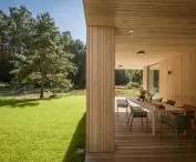 Facade boards vary in width, and their rhythm repeats in a modular fashion