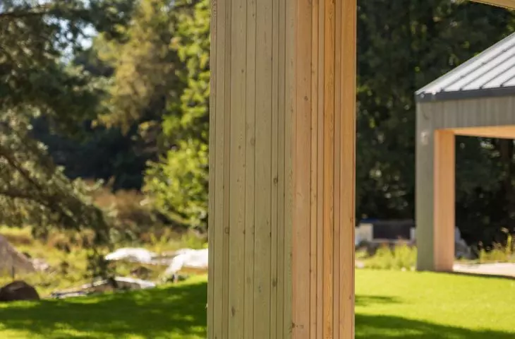 Siberian larch planks were used on the facade