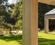 Siberian larch planks were used on the facade