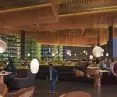 Wnętrze restauracji z widoczną szklarnią