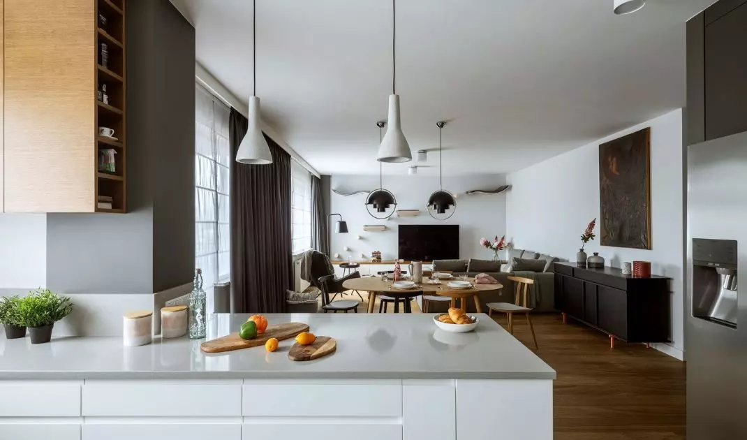 Widok na salon od strony kuchni