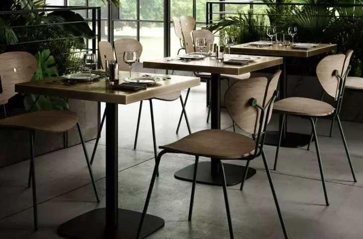 Krzesło z kolekcji Moth i lampy Bright Modeco Family – restauracja