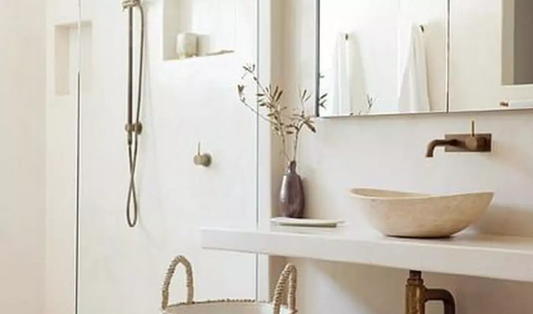 Bathroom with accessories made of natural materials