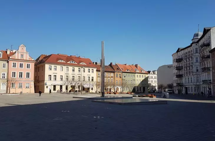 Plac Kolegiacki w Poznaniu po przebudowie - III/IV 2022 r.
