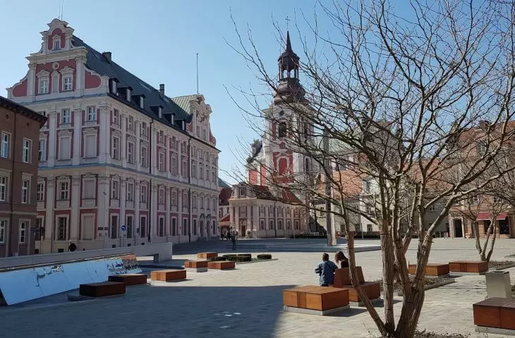 Plac Kolegiacki w Poznaniu po przebudowie - III/IV 2022 r.