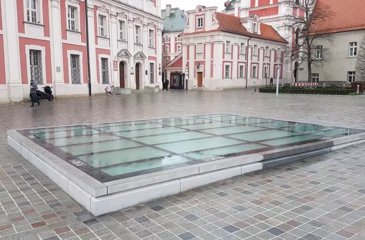Plac Kolegiacki w Poznaniu po przebudowie - III/IV 2022 r.